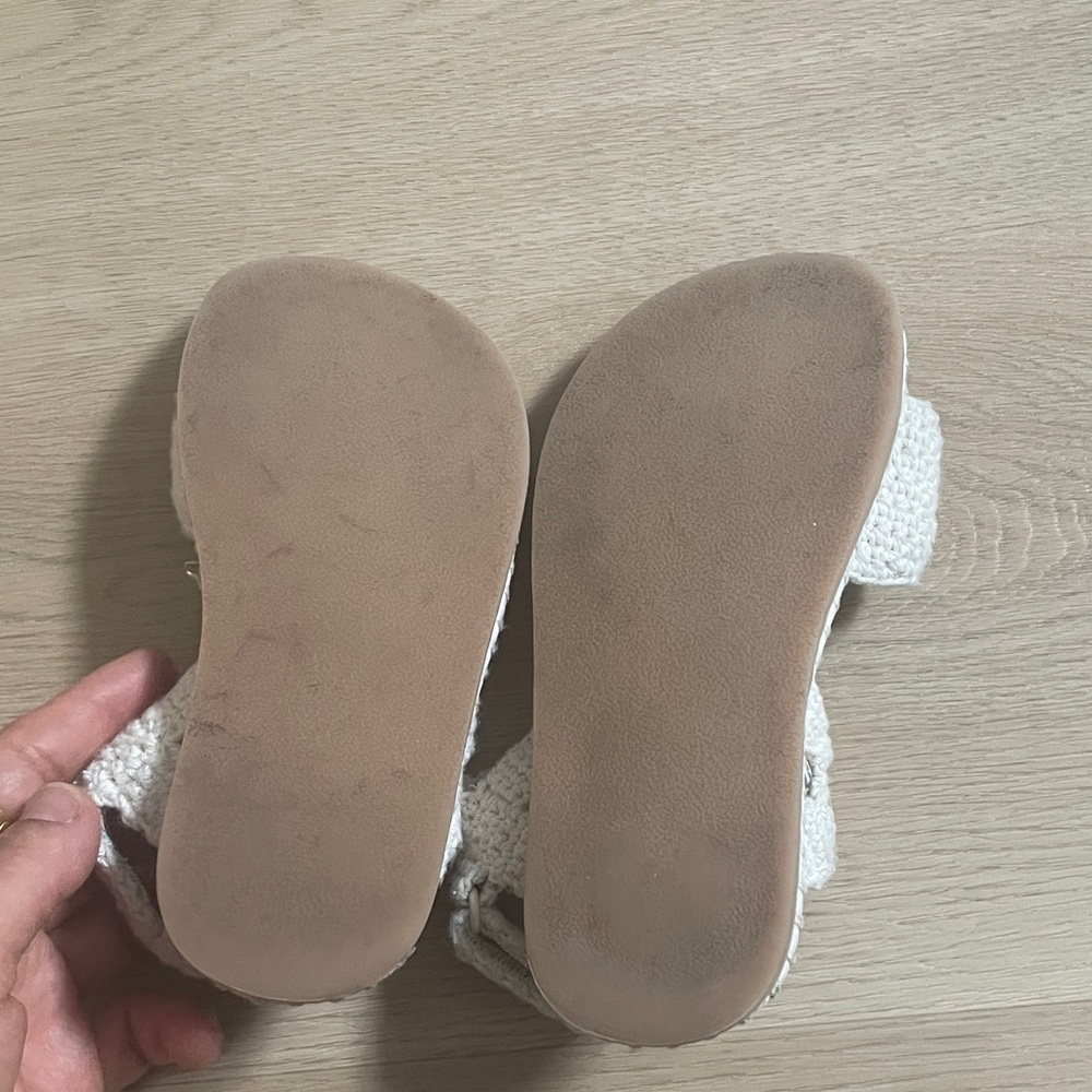 Zara Kids Cream Crochet Flower Sandals - Picture 6 of 8